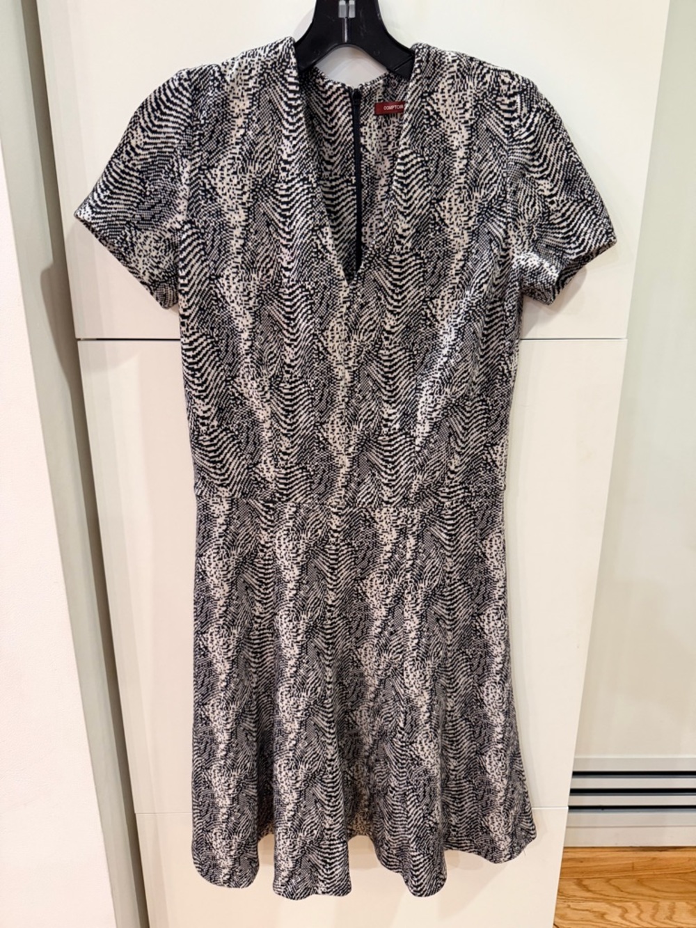 Comptoir des Cotonniers Printed V Neck Dress Size L – Black & White, Back Zip